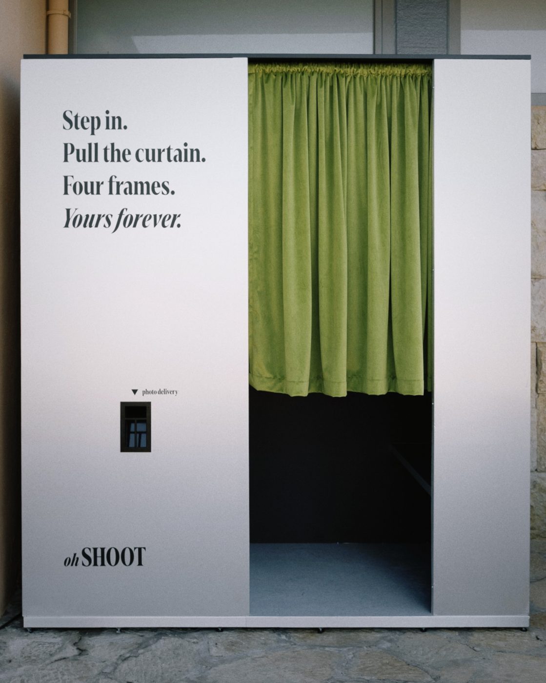 Cabine oh SHOOT com cortina verde - Step in, pull the curtain
