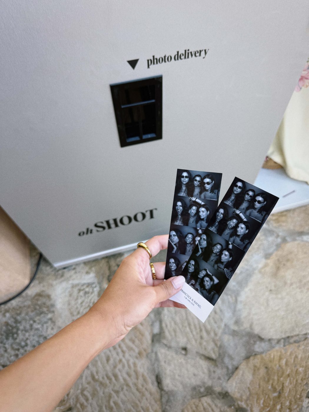 Tiras de fotos em preto e branco acabadas de imprimir