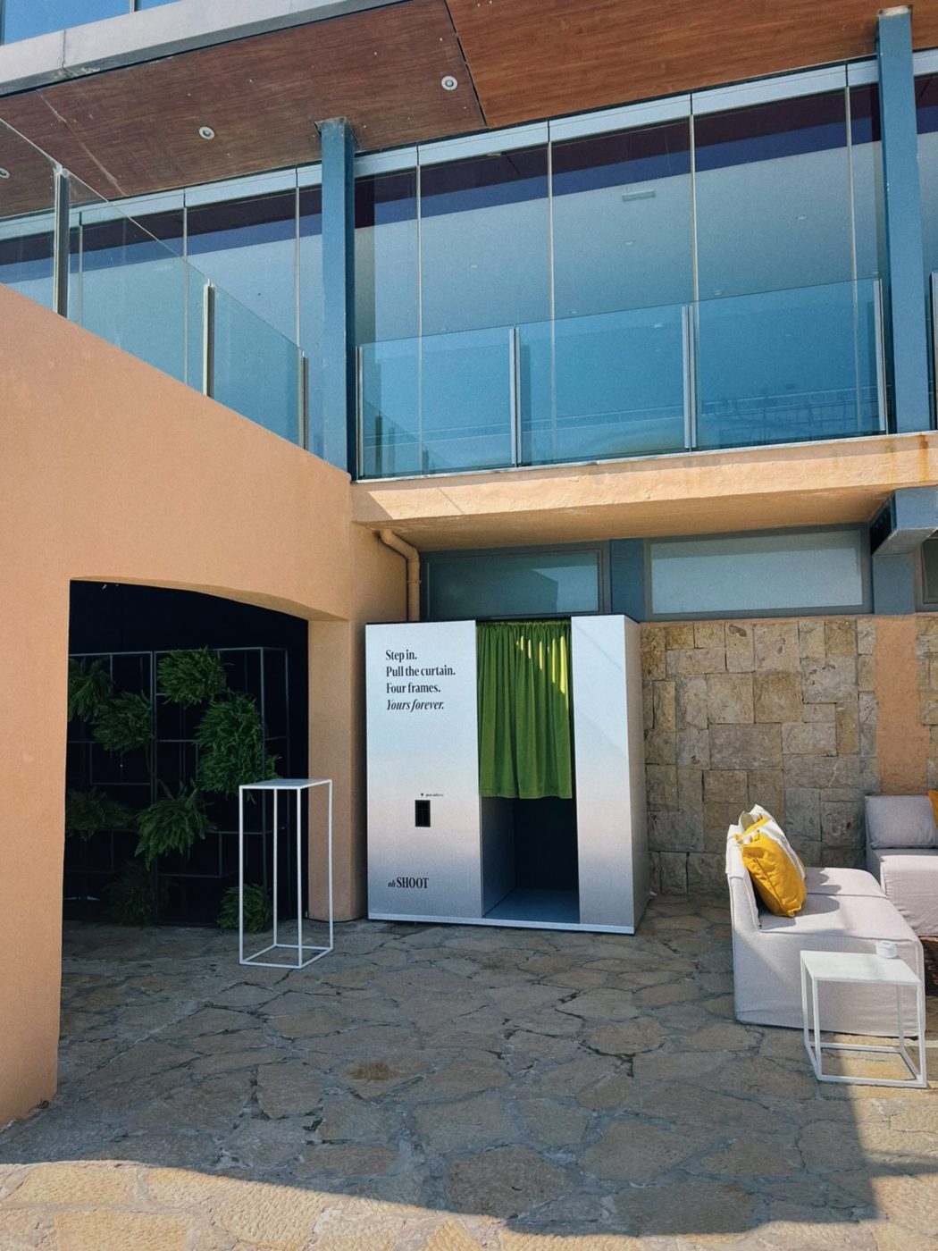 Cabine oh SHOOT num terraço de evento com lounge