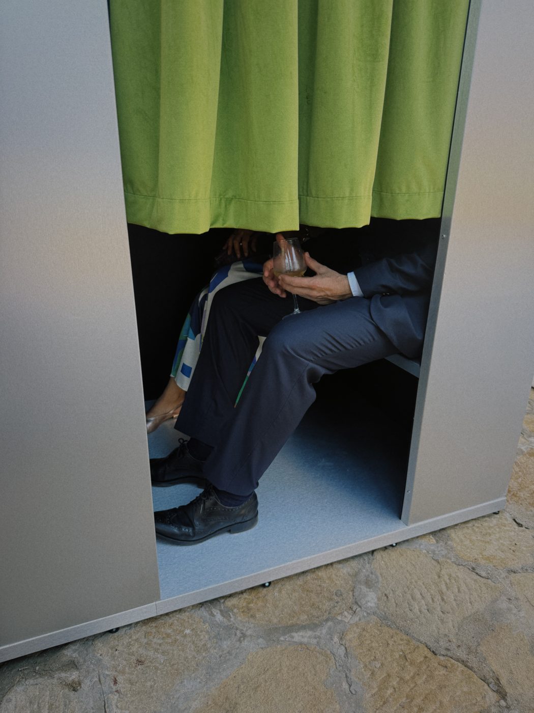Convidados dentro da cabine atrás da cortina